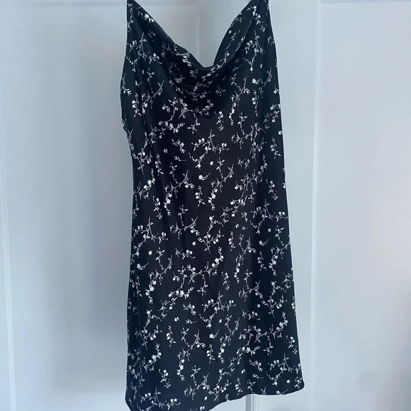 Uo Mallory Cowl Neck Slip Dress in Black WITH WHITE FLOWERS,Urban Outfitters - Picture 5 of 9